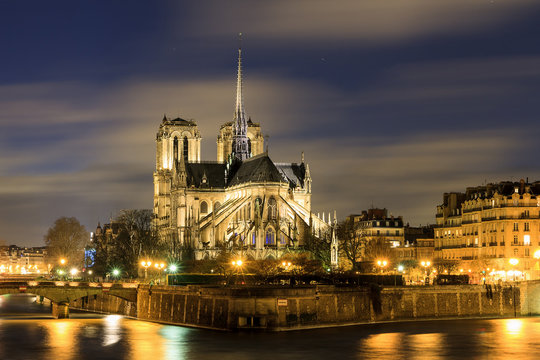 Fototapeta Beautiful view of the river Seine with the Notre-Dame Cathedral in Paris at night