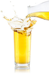Apfelsaft Saft Splash Spritzer spritzen einschenken eingießen Glas freigestellt Freisteller...
