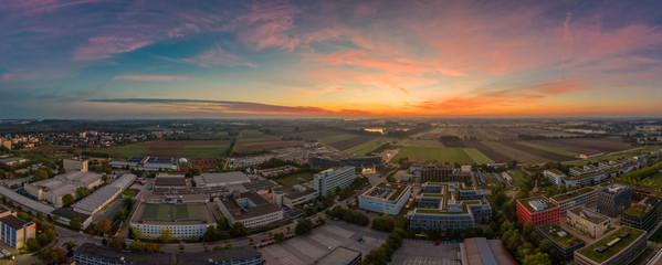 Sonnenaufgang in Bayern, Unterföhring im morgendlichen Glow zur aufgehenden Sonne mit einem...