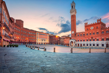 Siena. Cityscape image of Siena, Italy with Piazza del Campo during sunrise. - obrazy, fototapety, plakaty