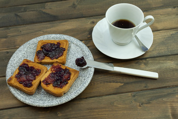 Caffè e fette biscottate 
