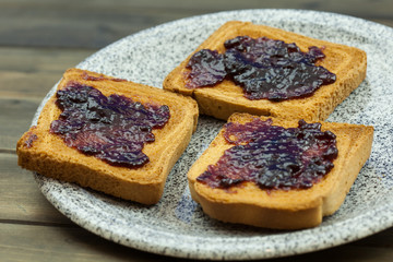 Colazione con fette biscottate