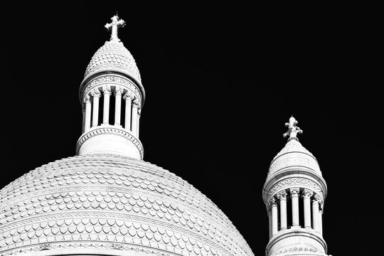 Fototapeta Beautiful view of the dome of the Sacre-Coeur in Paris in black and white