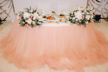 Wedding tables in restaurant. deciration of couoles table