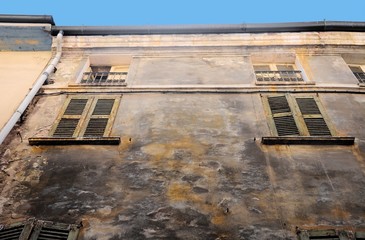 Obraz premium Old and damaged uninhabited building facade.