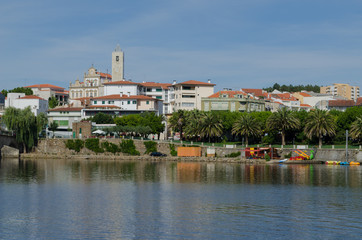 Fototapeta na wymiar Mirandela vista desde la margen opuesta del rio Tua. Distrito de Bragança. Tras-os-Montes. Portugal.