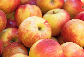 Fototapeta na wymiar Lots of bright apples in supermarket.