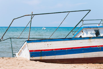 Naklejka premium barcone immigrati abbandonata sulla spiaggia della sicilia