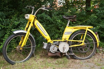 Old yellow moped. Oldtimer