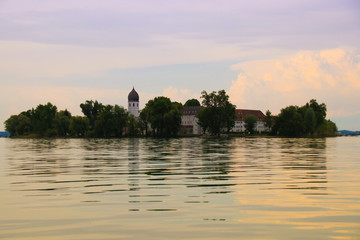 Obraz premium Blick zur Fraueninsel im Sonnenuntergang, Chiemsee, Bayern
