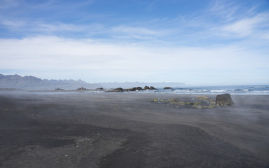 Schwarzer Sandstrand mit Felsen - Halbinsel bei Djúpivogur / Ostfjorde - Island