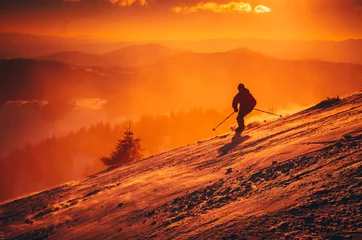 Foto op Plexiglas Wintersport Oranje wintersport foto. skiër in skigebied