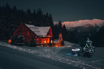 Crédence de cuisine en verre imprimé Hiver Chalet de Noël dans la nuit sombre de l& 39 hiver dans les montagnes