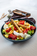Salad of pasta, egg, smoked salmon tartare, salad and tomato, with a citrus vinaigrette sauce.