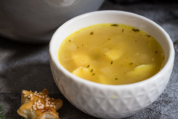 Omas Kartoffelsuppe mit Keksen