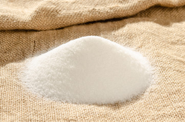 Fototapeta na wymiar Weißer Zucker auf Sackgewebe