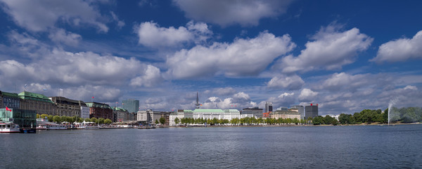 Hamburg - Binnenalster Panorama Sommer mit viel Wolkenhimmel