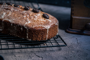 Rührkuchen mit Zuckerglasur und Mokkabohnen