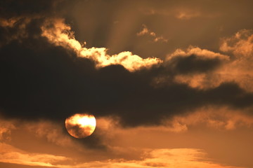 Obraz premium Sonnenuntergang mit Sonnenstrahlen