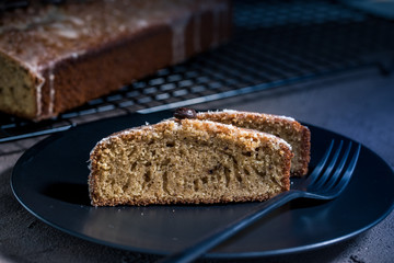 Aufgeschnittener Sandkuchen mit Kaffee