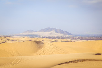 Fototapeta na wymiar Dunes de sable dans le désert de Huacachina au Pérou Aventure Excursion 