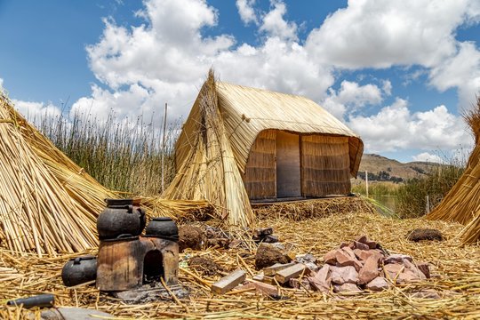 Maison hutte traditionnelle en paille sur le Lac Titicaca &agrave; Puno au P&eacute;rou