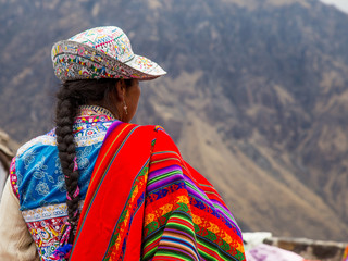 Silhouette de femme Tresse Péruvienne en vêtements traditionnels au Canyon de Colca Pérou