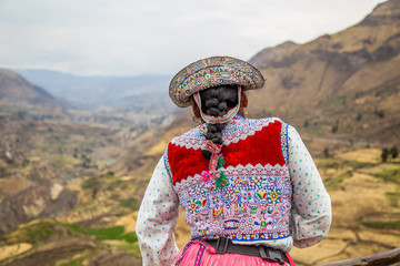 Silhouette de femme Tresse Péruvienne en vêtements traditionnels au Canyon de Colca Pérou