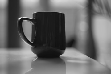 Kubek z kawą na ławie