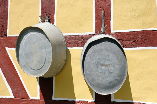 Altert&uuml;mliche Waschzuber an der Wand eines Fachwerkhauses