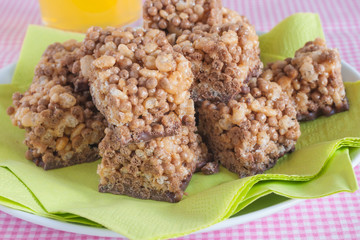 Chocolate and caramel and crispy rice party cakes