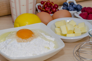 ingredientes para la elaboración de un pastel de frutos rojos 