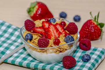 yogurt griego con cereales y frutos rojos