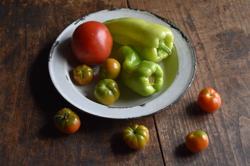 Plato con tomates y pimientos ecologicos de la huerta