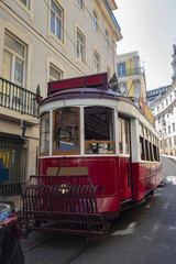 Naklejka na ściany i meble tranvía premium en Lisboa que visita las colinas