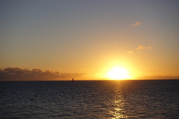 地平線に沈む黄金色の夕日