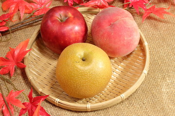 秋の果物、梨とリンゴと桃