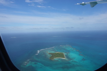 Fototapeta na wymiar 飛行機から見下ろすポリネシアの海と島