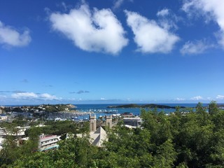 青い空と海と高台から見る街並み