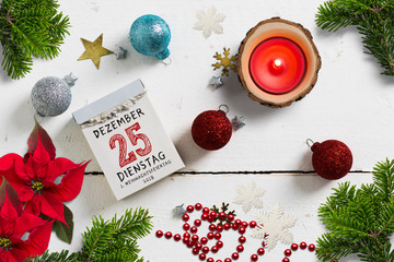 weihnachtliche Dekoration und Abreißkalender mit dem 25.12.2018 auf weißem Holzuntergrund