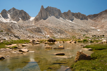 Fototapeta na wymiar Quiet lake in the mountain backcountry of the Sierra Nevada in California
