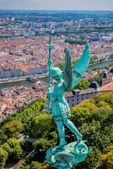 Archange Saint-Michel sur les toits de la basilique de Fourvière