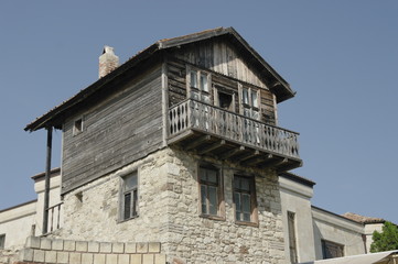 Fototapeta na wymiar старый дом из камня и дерева с черепичной крышей в Болгарии.