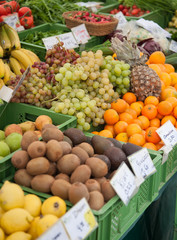 Marktstände mit Obst und Gemüse