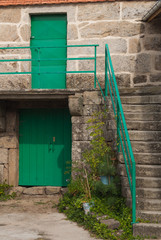 Puertas y varandilla verdes en una aldea gallega. España © VicVaz