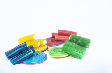 Golosinas de  colores en fondo blanco.