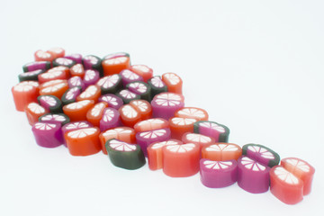 Golosinas de  colores en fondo blanco.