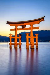 Fototapeten Großes Torii des Itsukushima Schreins in Miyajima, Japan © eyetronic