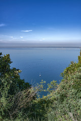 Penisola di Grado e golfo di Trieste con barche a vela - panorama friuliano