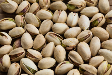 テーブルに広げた 殻付き ピスタチオ 